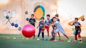 罗杰·马里斯在 1961 年与队友曼托展开本垒打竞赛，史称“M&M 男孩”